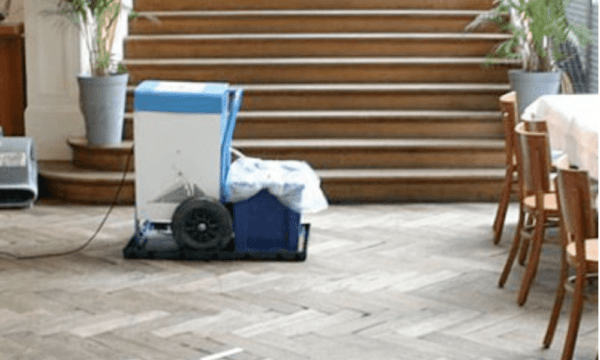 Maschine auf Parkett für Restaurierung